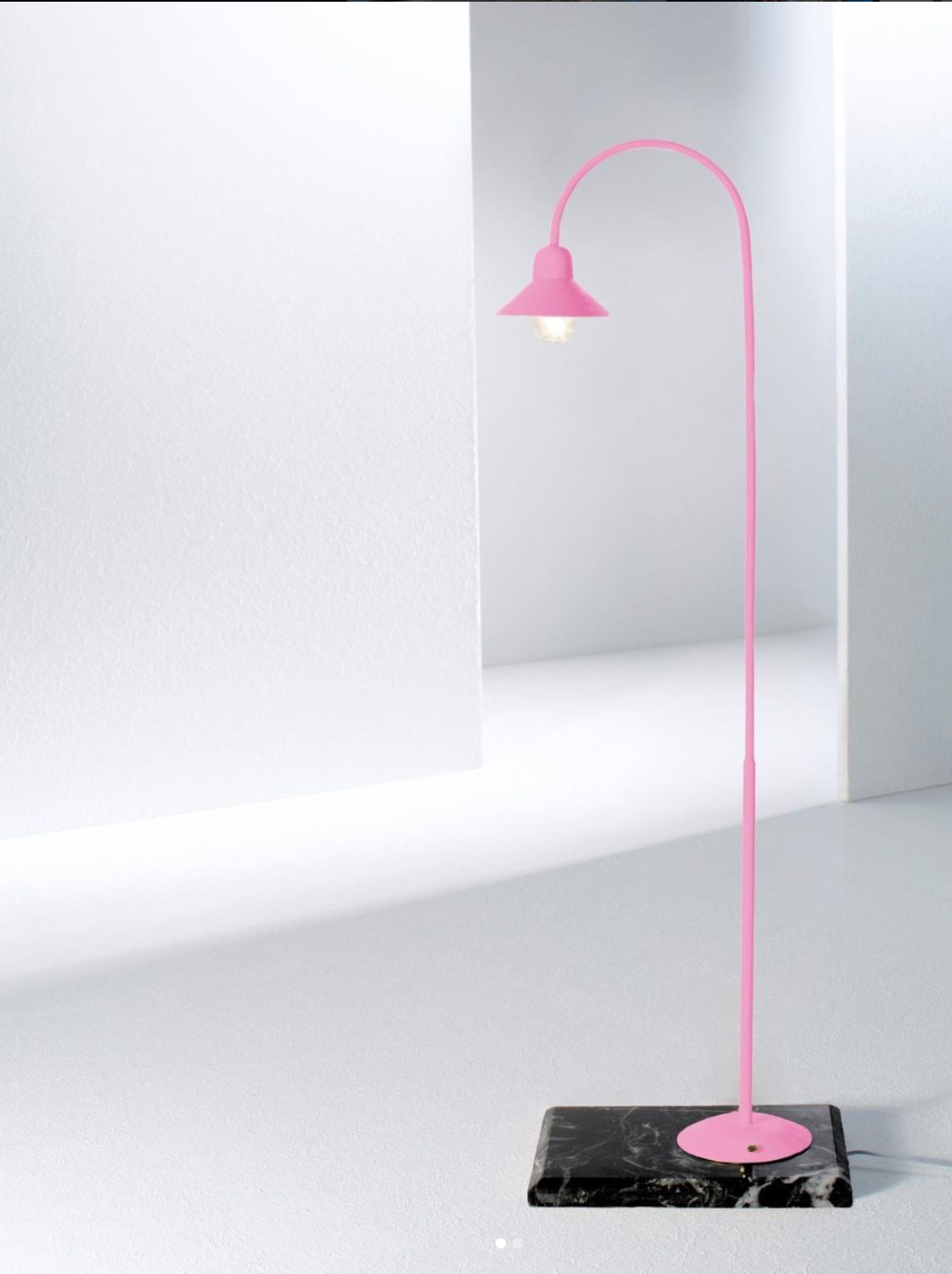 Small Lamp on Marble / Pink