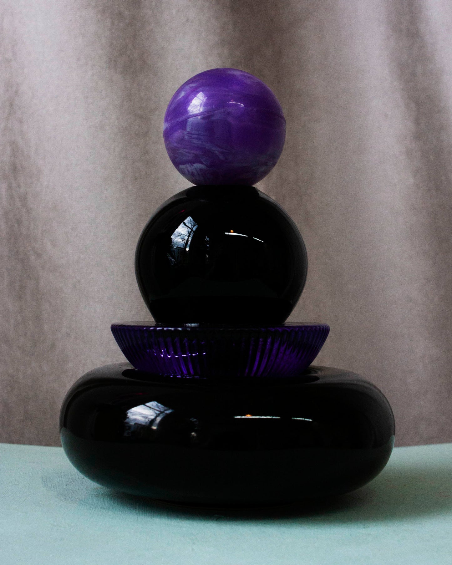 Black art design / with purple details - Studio Trouvé