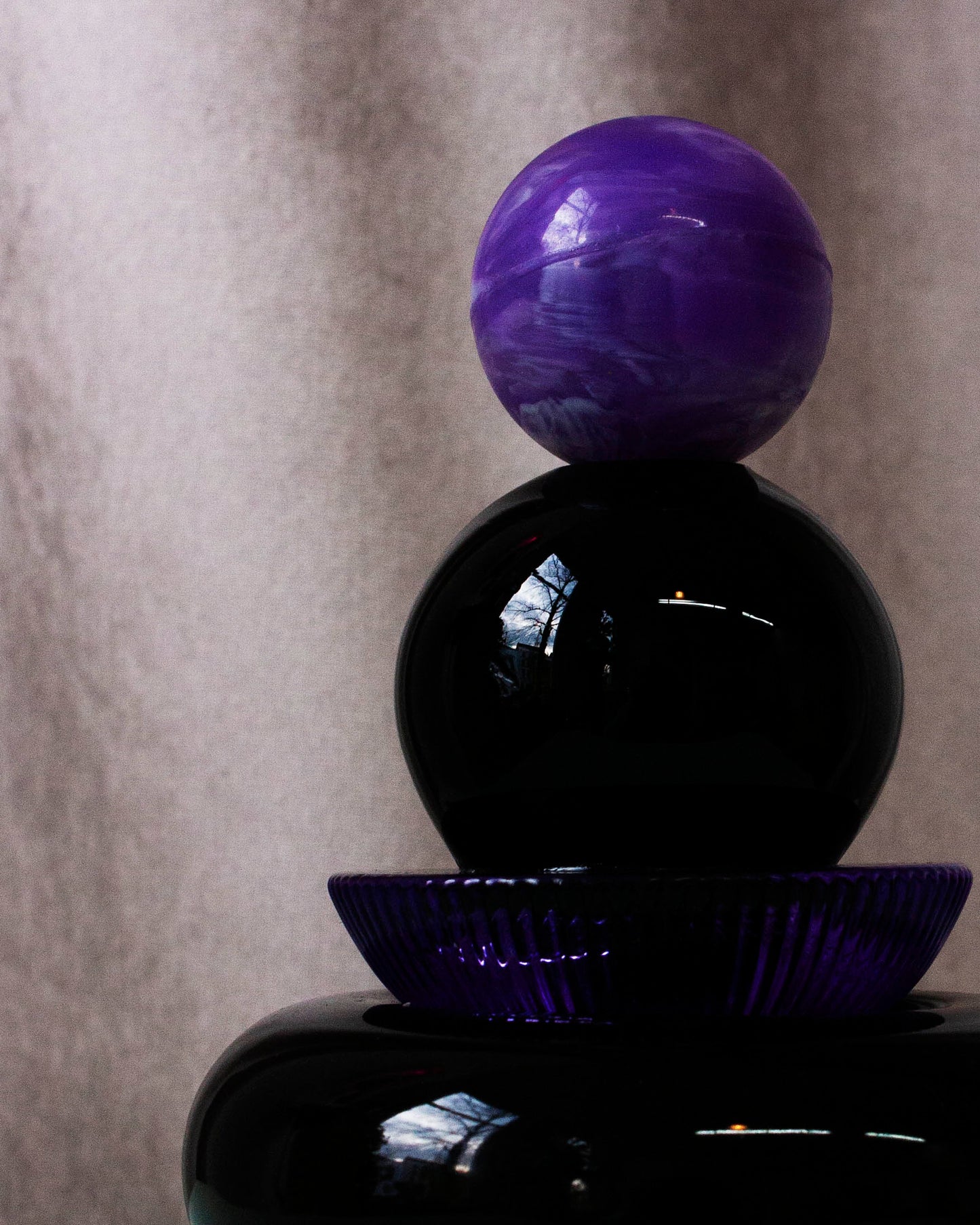 Black art design / with purple details - Studio Trouvé